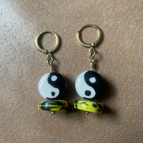 Ceramic yin Yang tie dye beaded hoop earrings - Picture 3 of 7